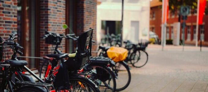 Flera cyklar parkerade på en stadsgata.