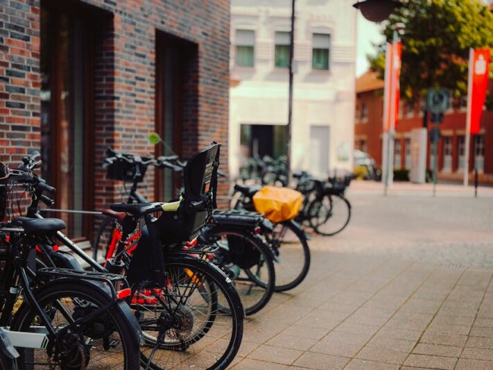 Flera cyklar parkerade på en stadsgata.